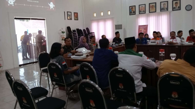 Proses penyampaian berkas hasil verifikasi bacaleg di KPU Jombang