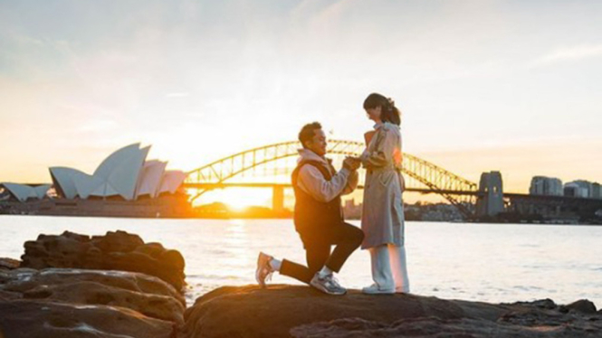 Indonesian Badminton Star Anthony Sinisuka Ginting Gets Engaged to Mitzi Abigail at Sydney Opera House