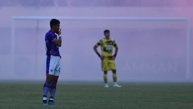 Asap flare mengepul dalam laga Persib Vs PSS di Stadion Maguwoharjo