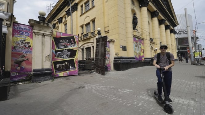 Bangunan rusak akibat tank grup Wagner parkir saat pemberonatak di Kota Rostov