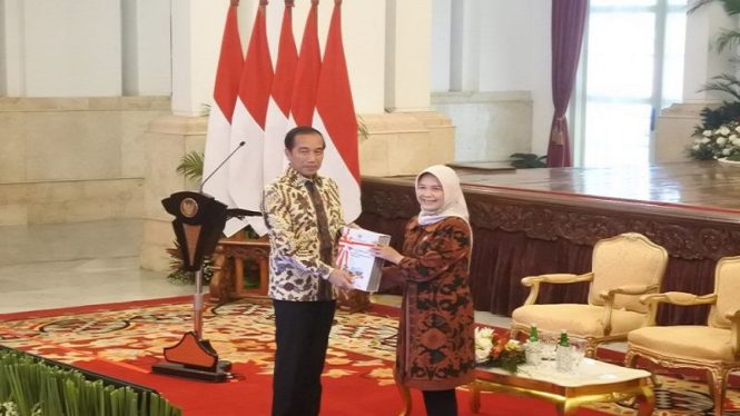 Presiden Joko Widodo menerima LHP atas LKPP Tahun 2022 dari BPK di Istana Negara
