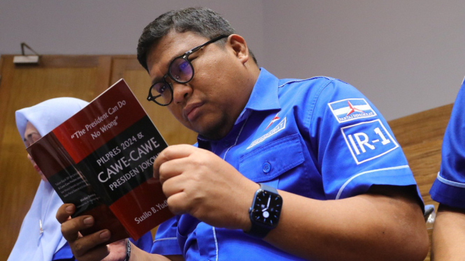 Politikus Demokrat Irwan Fecho membaca buku karya SBY.
