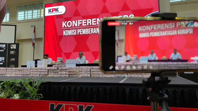 KPK merilis barang bukti uang gratifikasi dan TPPU Gubernur Papua Lukas Enembe