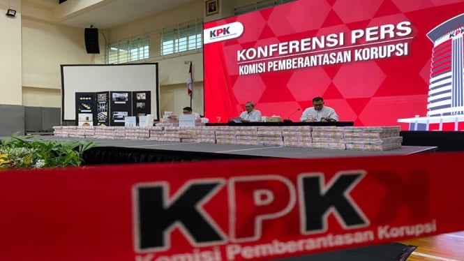 KPK merilis barang bukti uang gratifikasi dan TPPU Gubernur Papua Lukas Enembe