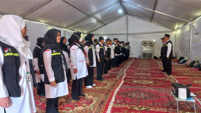 Petugas PPIH Arab Saudi bersiap menyambut jemaah haji Indonesia di Arafah