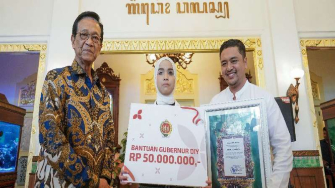 Putri Ariani dapat penghargaan dari Gubernur DIY Sri Sultan Hamengku Buwono X.