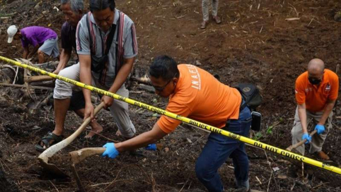 Polisi melakukan olah TKP di lokasi penemuan empat kerangka bayi di Banyumas