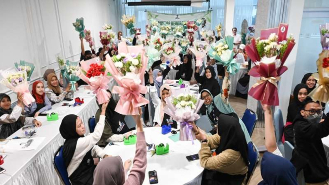 Milenial di Makassar, Sulsel diberi pelatihan cara membuat buket bunga