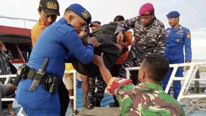 VIVA Militer: SAR gabungan TNI berhasil evakuasi penumpang KM LCT Bahana Putra