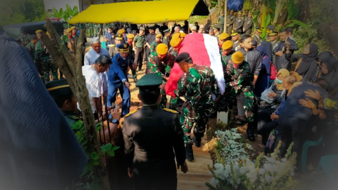 VIVA Militer: Prosesi pemakaman militer almarhum Brigjen TNI Opan Sopandi