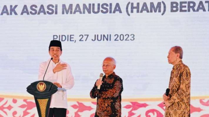 Presiden Joko Widodo (kiri) meluncurkan program pelaksanaan rekomendasi penyelesaian non-yudisial pelanggaran hak asasi manusia (HAM) yang berat di Tanah Air di Rumoh Geudong, Kabupaten Pidie, Provinsi Aceh, Selasa, 27 Juni 2023.