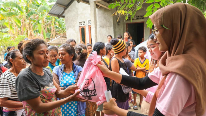 Relawan Ganjar gelar aksi kemanusiaan kepada pengungsi Timor Timur di NTT
