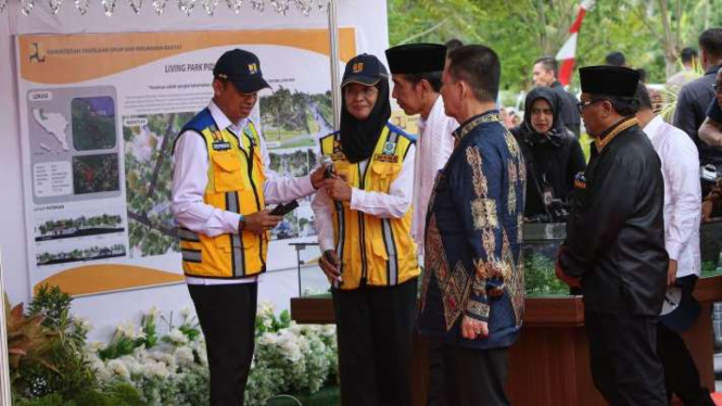 Presiden Joko Widodo (ketiga kiri) didampingi Pj Gubenur Aceh Achmad Marzuki saat melihat denah pembangunan living part Rumoh Geudong di sela peluncuran penyelesaian pelanggaran HAM berat di Rumoh Geudong, Kabupaten Pidie, Aceh, Selasa, 27 Juni 2023.