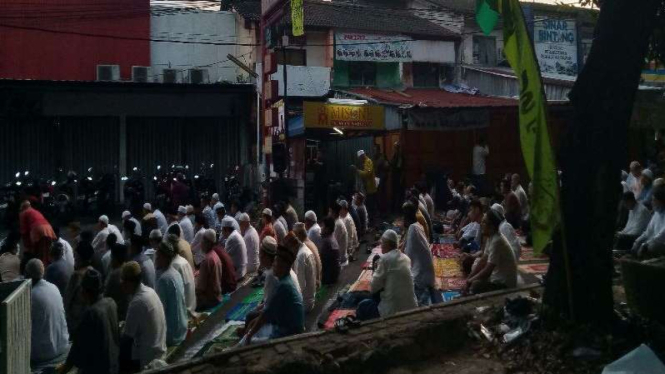 Umat muslim warga Muhammadiyah salat Idul Adha di Depok.