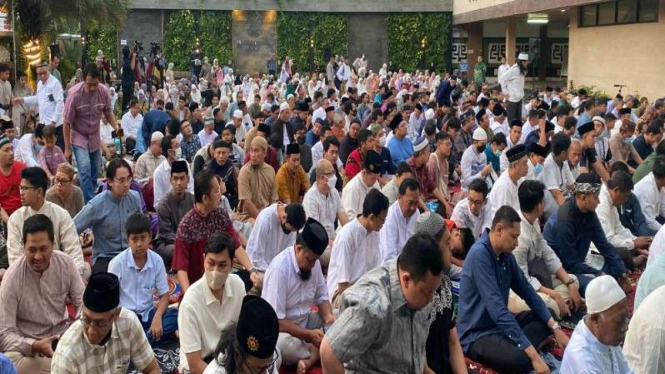 Umat muslim melakukan salat Idul Adha di kantor Muhammadiyah Pusat.