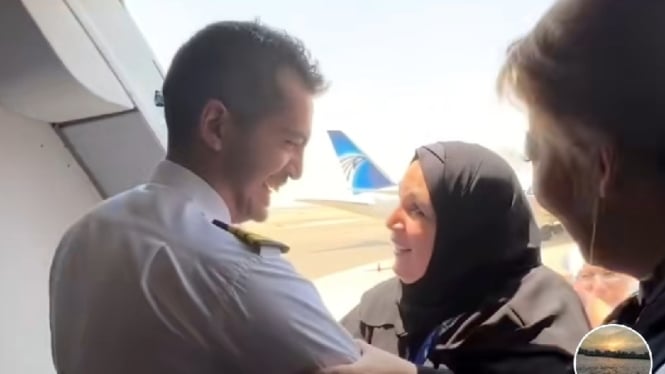 Seorang Pilot Memberi Kejutan Pada Ibunya yang Akan Melaksanakan Ibadah Haji