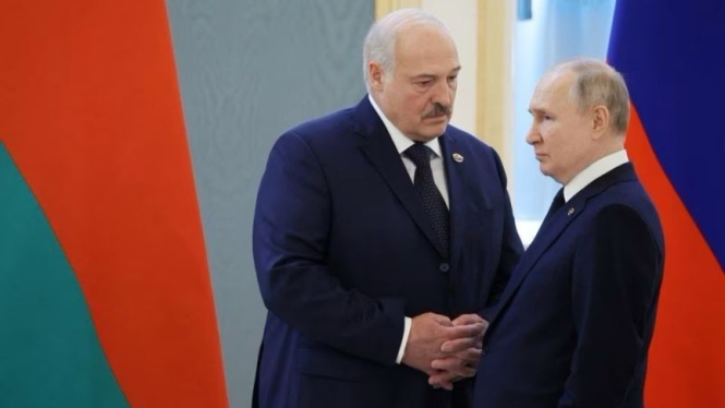 Presiden Rusia Vladimir Putin (kanan) dan Presiden Belarusia Alexander Lukashenko menghadiri pertemuan Dewan Negara Tertinggi Negara Persatuan Rusia dan Belarus di Kremlin di Moskow.