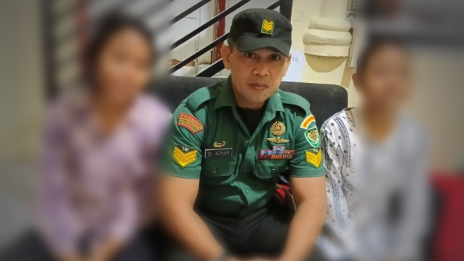 VIVA Militer: Serka Dedi Ismail Azhar bersama kedua remaja korban kekerasan.