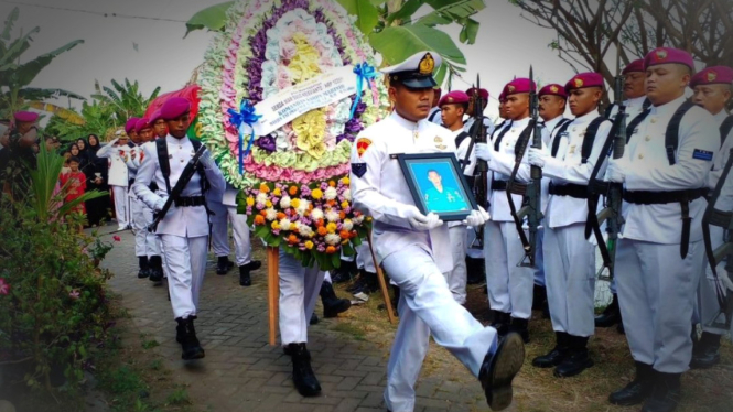 VIVA Militer: Prosesi pemakaman militer almarhum Serda Marinir Suud Krisvianto
