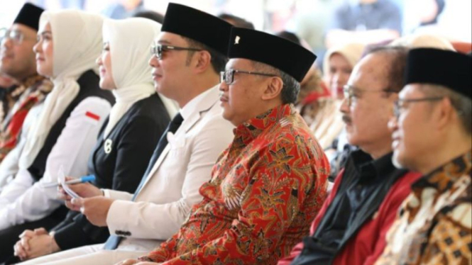 Gubernur Jabar Ridwan Kamil dengan Sekjen PDIP Hasto Kristiyanto.
