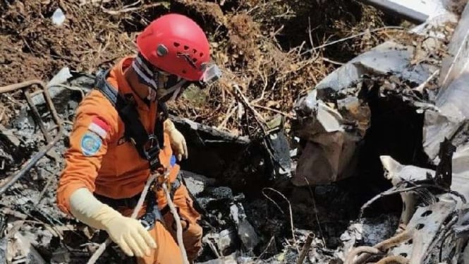 Tim SAR gabungan saat berada di sekitar reruntuhan pesawat PK-SMW yang mengalami kecelakaan saat menuju Poik, Kabupaten Yalimo, Papua Pegunungan, Papua.