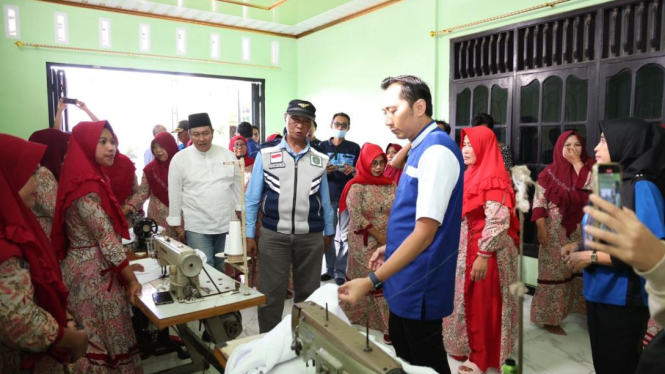 Edhie Baskoro Yudhoyono mengunjungi UMKM baju muslim di Baruharjo, Trenggalek
