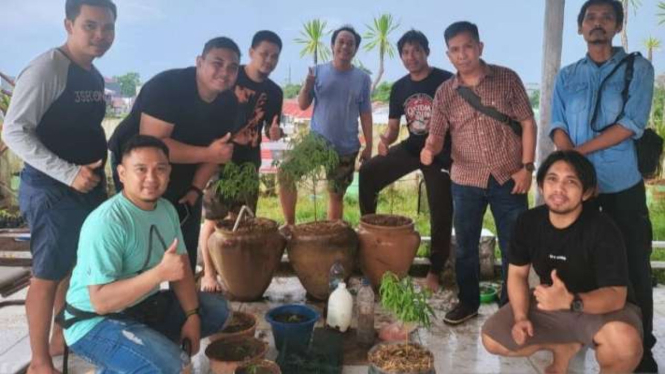 Tim Polda Sulawesi Selatan bersama BNN Sulawesi Selatan menunjukkan hasil pengungkapan kasus penanaman tanaman ganja pada salah satu vila mewah di Kabupaten Gowa, Sulawesi Selatan, Selasa, 27 Juni 2023.
