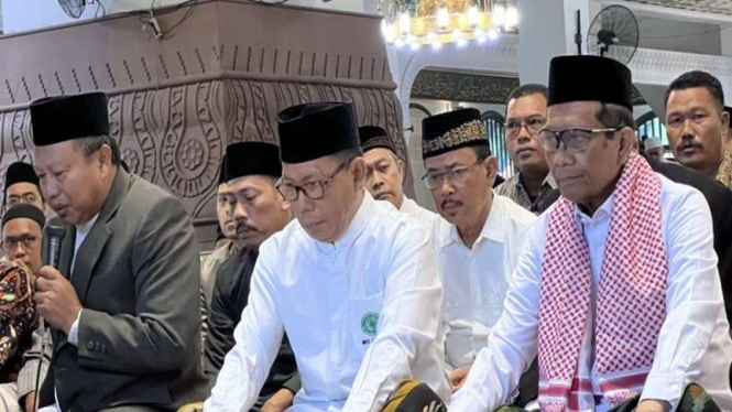 Menkopolhukam Mahfud MD melaksanakan salat Idul Adha 1444 H di Semarang