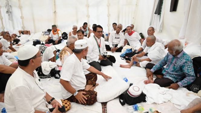 Anggota Komisi VIII DPR John Kenedy Aziz mengunjungi jemaah haji Indonesia