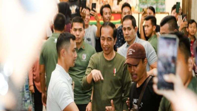 Presiden Joko Widodo menyapa warga di Kawasan Malioboro, Yogyakarta.