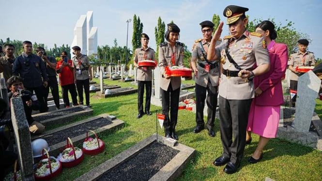 Kapolri Jenderal Listyo Sigit Prabowo ziarah ke Taman Makam Pahlawan