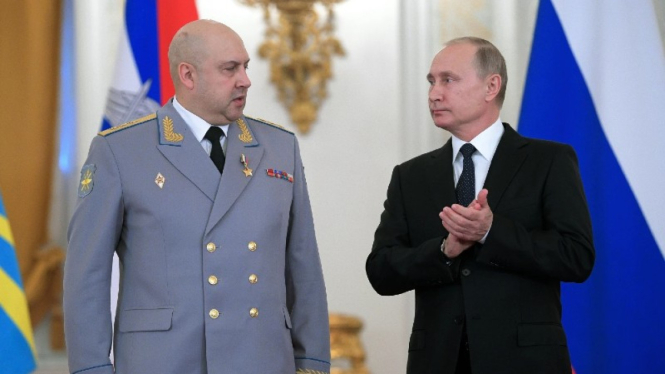Presiden Rusia Vladimir Putin bersama dengan Jenderal Sergei Surovikin.
