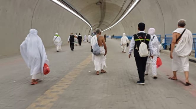 Los oficiales de Hajj acompañaron a los peregrinos indonesios que caminaban en una mina.