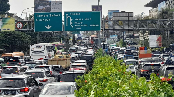 La carretera hacia Bogor Peak desde Yakarta está cerrada. (imagen)