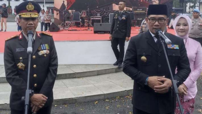 Gubernur Jawa Barat Ridwan Kamil bersama Kapolda Jabar Irjen Pol. Akhmad Wiyagus usai acara HUT Bhayangkara di halaman Gedung Sate, Kota Bandung, Jawa Barat, Sabtu, 1 Juli 2023.