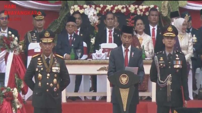 Presiden Jokowi menjadi inspektur upacara dalam peringatan HUT ke-77 Bhayangkara