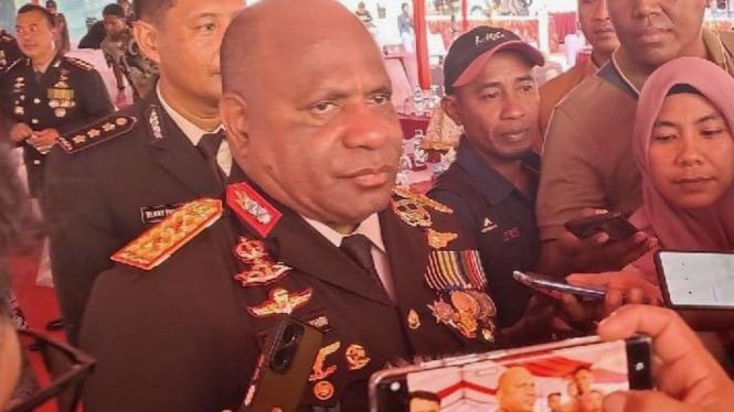 Kepala Polda Papua Irjen Pol Mathius Fakhiri berbicara kepada wartawan seusai upacara HUT ke-77 Bhayangkara di Mako Polda Papua di Koya Koso, Jayapura, Papua, Sabtu, 1 Juli 2023.