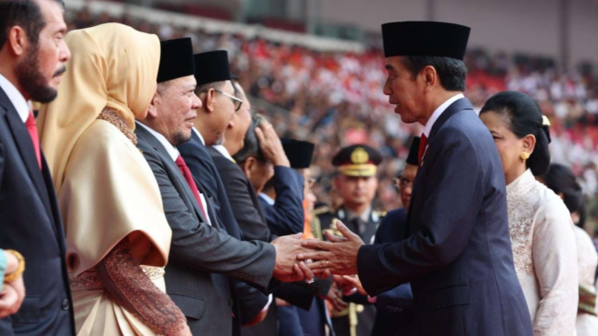 Presiden Jokowi bersalaman dengan Ketua DPD di HUT Polri