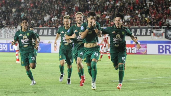 Pemain Persebaya Surabaya rayakan gol.
