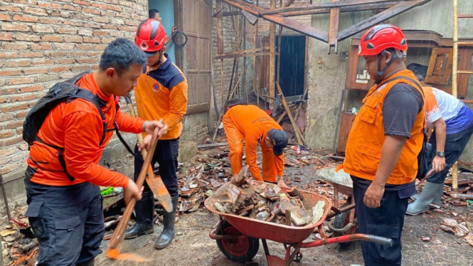 Petugas membersihkan reruntuhan rumah terdampak Gempa Yogyakarta di Pacitan.
