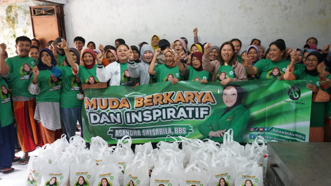 Relawan Asandra Berbagi Sembako ke Masyarakat