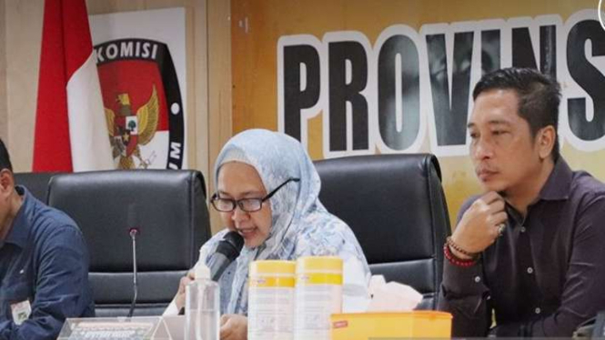 Anggota KPU Kalimantan Selatan Nida Guslaili Rahmadina saat menerima penyerahan berkas perbaikan dari bakal calon anggota DPD RI.