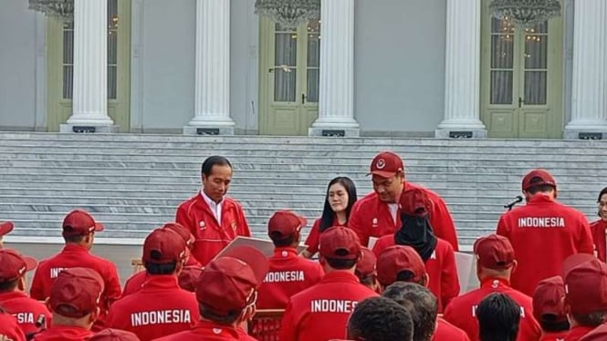 Presiden Jokowi menyerahkan bonus untuk atlet ASEAN Para Games 2023