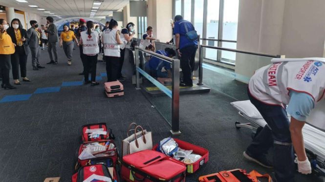 Kaki wanita terjepit di travelator bandara di Thailand