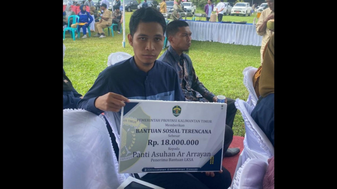 Pemerintah Provinsi Kalimantan Timur memberikan bantuan sosial