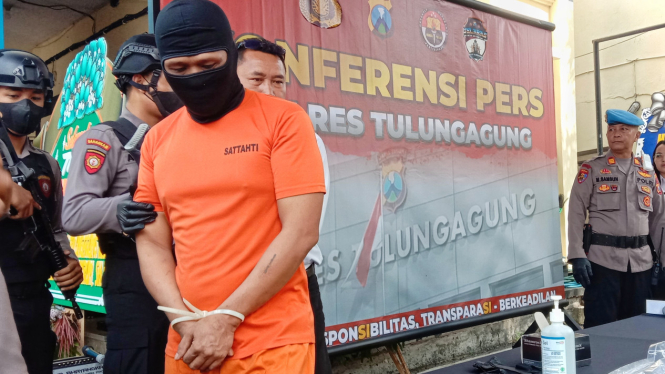 Tersangka pembunuh pasutri pengusaha kolam renang di Kecamatan Ngantru, Kabupaten Tulungagung, Jawa Timur.