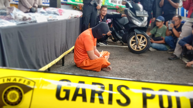 Tersangka pembunuh pasutri pengusaha kolam renang di Kecamatan Ngantru, Kabupaten Tulungagung, Jawa Timur.