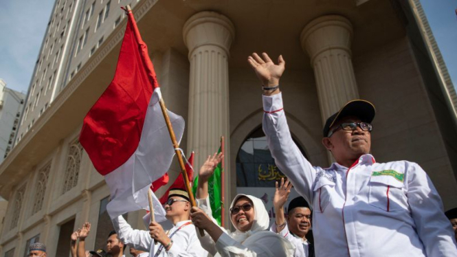 Petugas haji Indonesia melepas kepulangan jemaah ke tanah air.