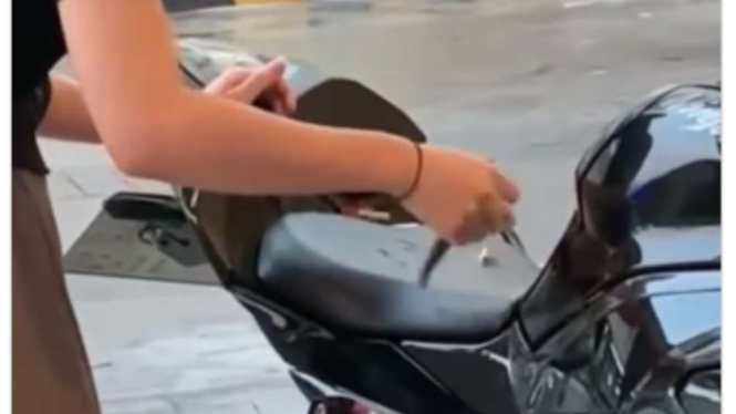 Wanita Rusak Jok Motor Sport Mahal di Pinggir Jalan