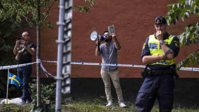 Aksi pria Imigran Irak bernama Salwan Momika membakar Al Quran di Swedia